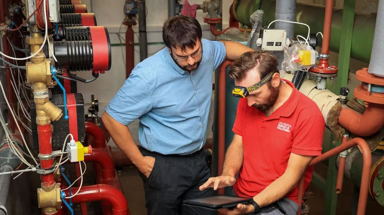 A Grundfos és a T-Szol mérnökei partnerségben dolgoztak az új, energiahatékony távfűtési alhálózat telepítésén és üzembe helyezésén.